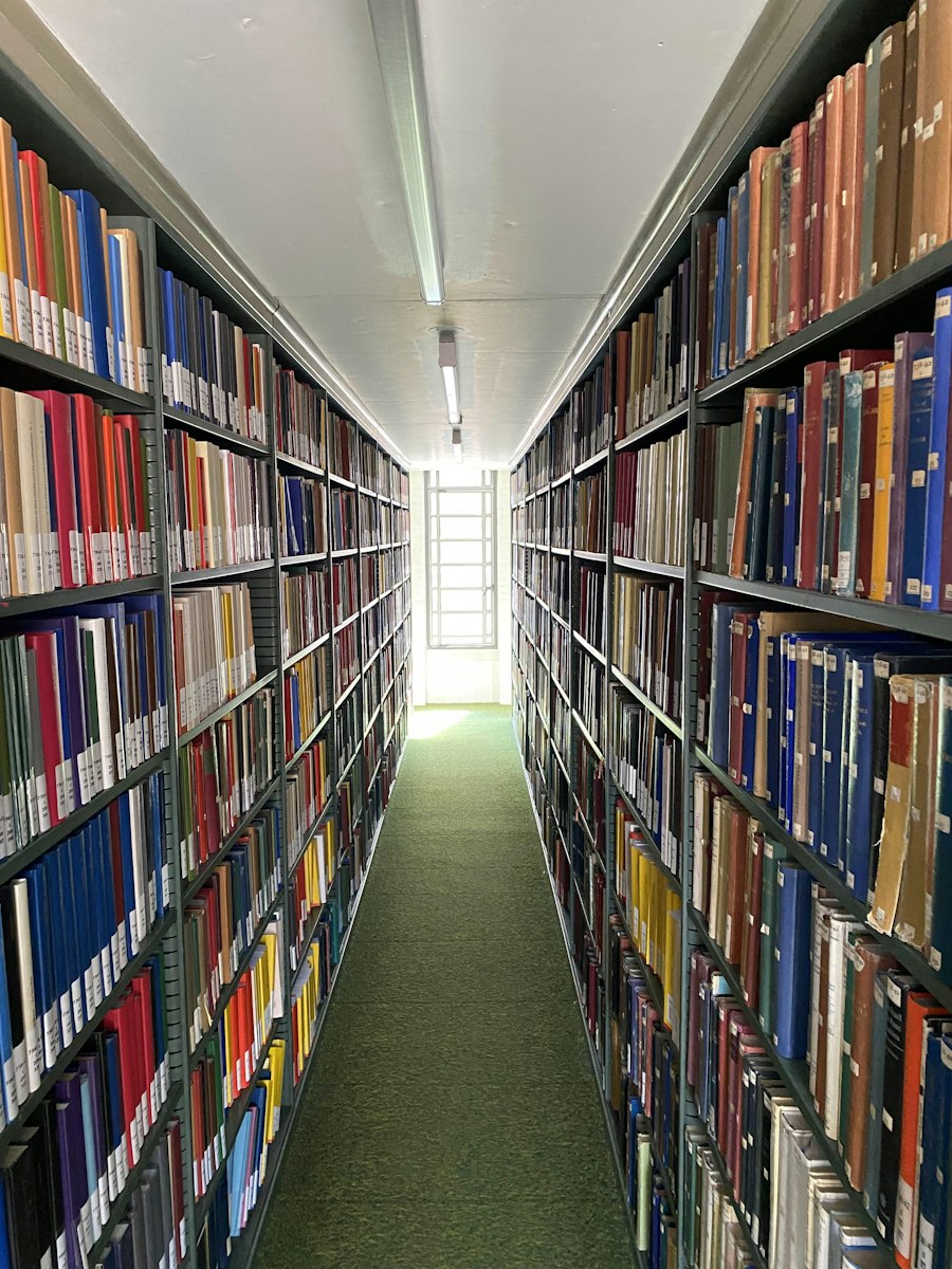Scaffali con libri in una biblioteca.