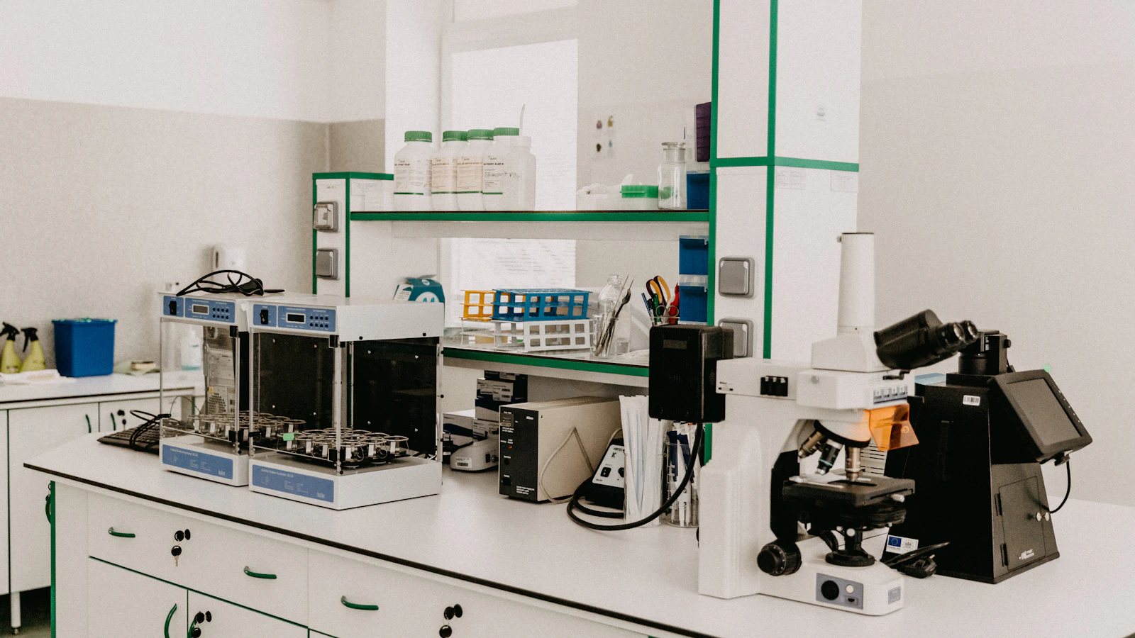 Banco di laboratorio con microscopio e strumenti di ricerca.