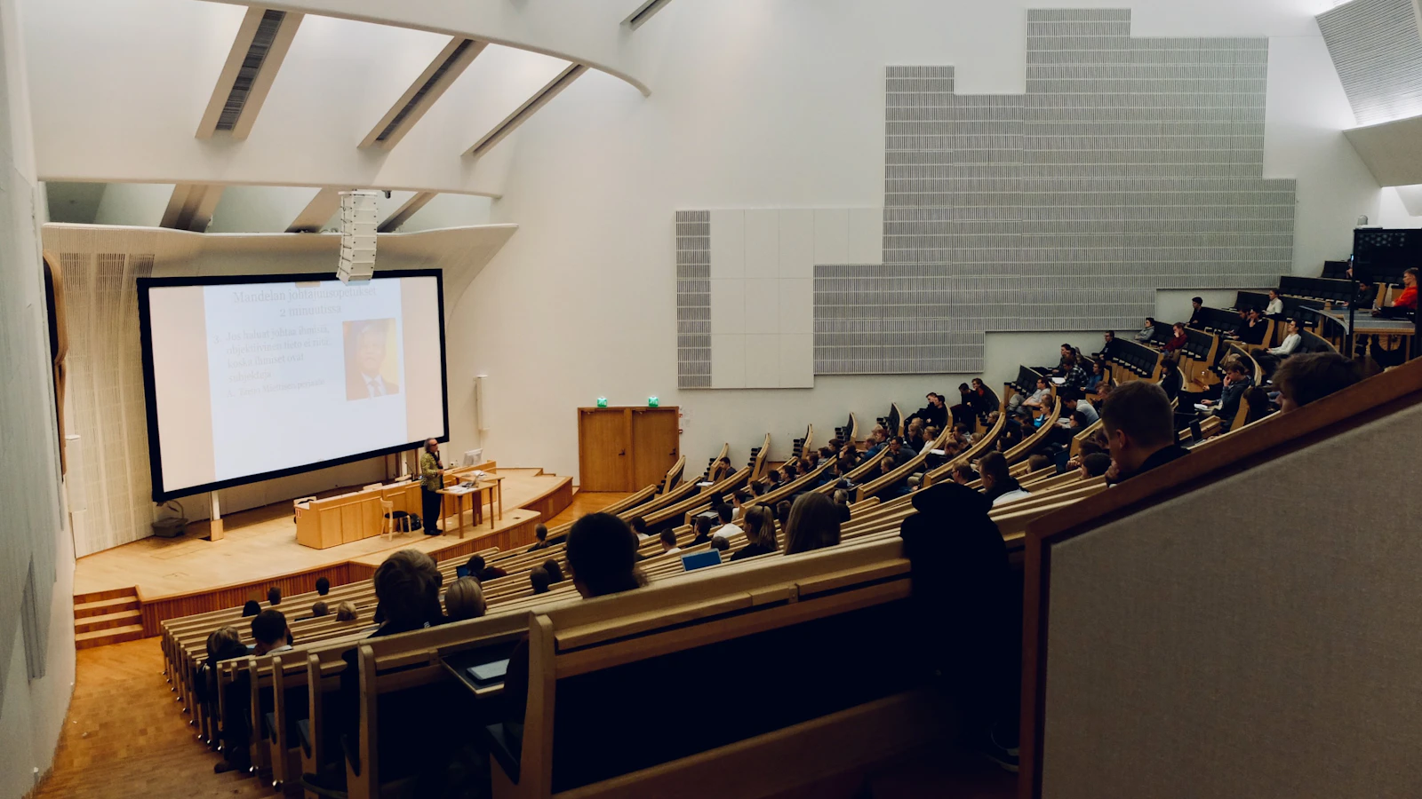 Studenti seguono una lezione in un’aula universitaria.
